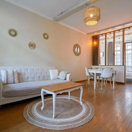 Apartment Charming 2 Bedroom With Terrace